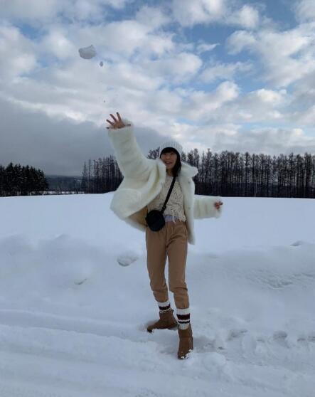 徐濠萦与陈奕迅甜蜜滑雪 滑雪英姿有模有样