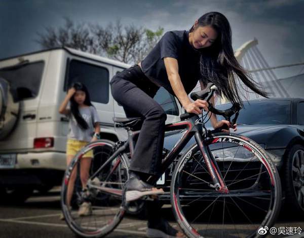 曹格娇妻带女儿骑单车 Grace个子长高十分可爱