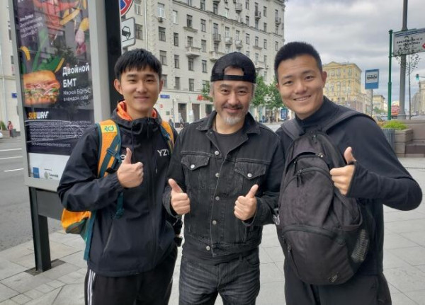 吴秀波现身莫斯科街头 路遇粉丝合照签名超亲切