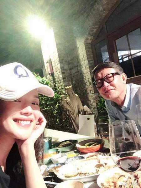 舒淇刘伟强聚会开心玩自拍 吐槽:有人总把天聊死