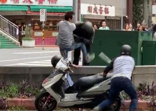黎耀祥陈豪闹市