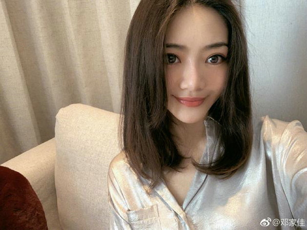大眼睛!邓家佳晒自拍照 坐在沙发上对镜甜笑