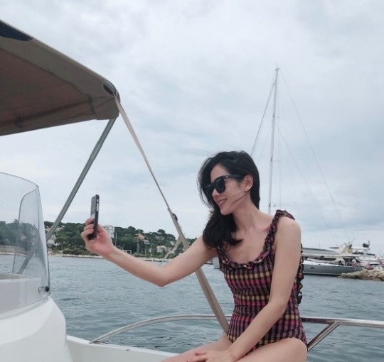 漂亮姐姐孙艺珍出国旅游:穿泳装秀身材 吃冰淇淋萌一脸