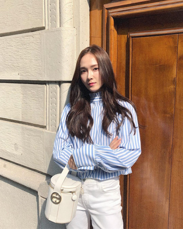 Jessica郑秀妍走秀后享米兰阳光 蓝白造型气质清新